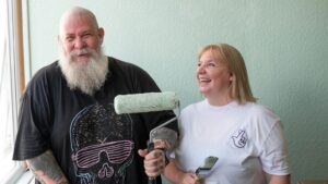 Mujer que ganó 4,5 millones de euros regresa como voluntaria para ayudar a pacientes con demencia