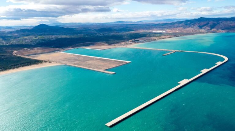 Marruecos inaugura el megapuerto de Nador West Med para competir en el Mediterráneo