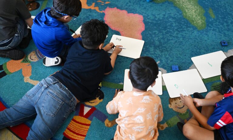 Satisfacción de los estadounidenses con la educación escolar alcanza mínimo histórico, revela encuesta Gallup