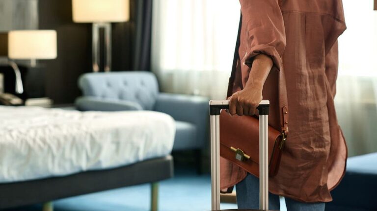 Cómo hacer una revisión rápida de seguridad en tu habitación de hotel antes de instalarte
