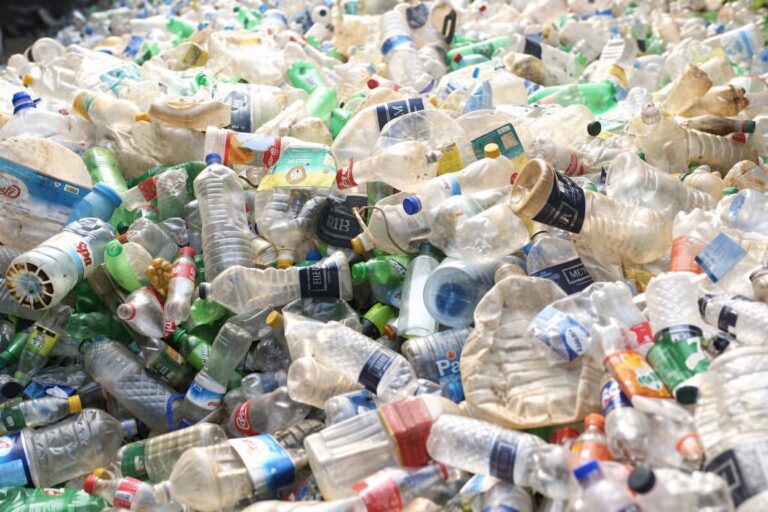 China reutiliza 6.000 botellas de leche para innovar en construcción de carreteras