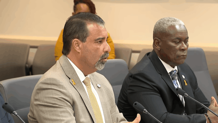 Superintendente de Miami-Dade enfrenta debate sobre cierre de escuelas en su primer día