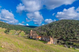 Minas del Horcajo, el pueblo minero que quedó casi abandonado tras el cierre de sus minas en 1963