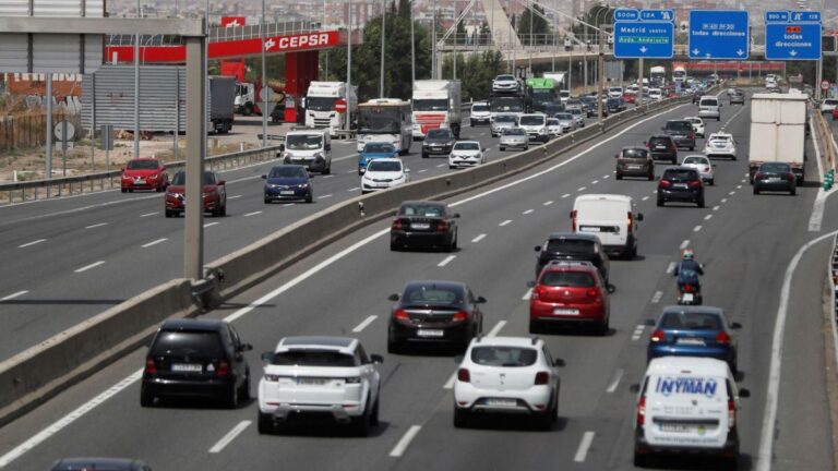 Nuevas normas de la DGT entran en vigor para conductores y motoristas en España el 1 de octubre