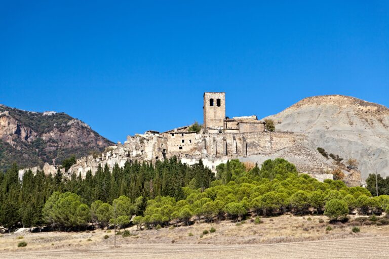 Descubre los pueblos abandonados más sorprendentes de España