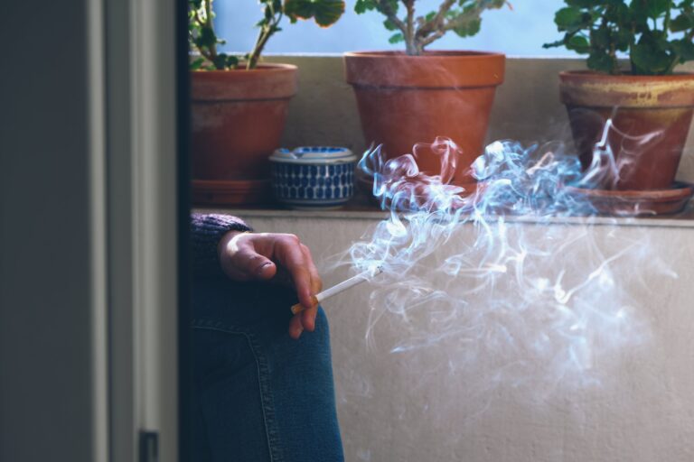 Cómo actuar si el humo del cigarrillo de tu vecino afecta tu convivencia según la Ley de Propiedad Horizontal