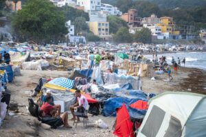 Ceuta traslada a 1.800 migrantes desde playas a campamento provisional en el puerto