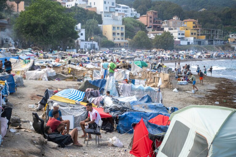Ceuta traslada a 1.800 migrantes desde playas a campamento provisional en el puerto
