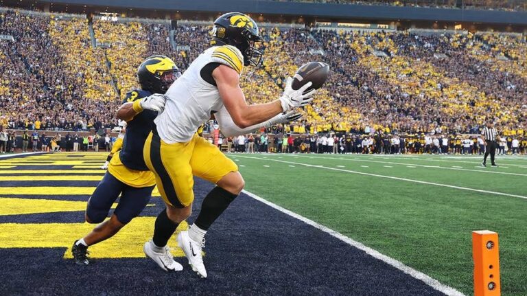 Hank Brown guía a Iowa a una victoria agónica sobre Michigan por 20-19