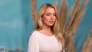 Sydney Sweeney muestra un simbólico homenaje a Scooter Braun en su nueva campaña de lencería