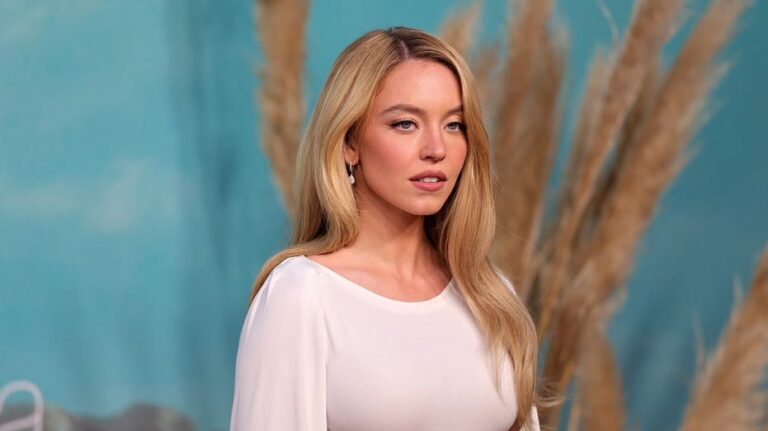 Sydney Sweeney muestra un simbólico homenaje a Scooter Braun en su nueva campaña de lencería