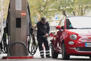 España enfrenta incertidumbre económica y política por crisis migratoria y fin de rebaja en gasolina