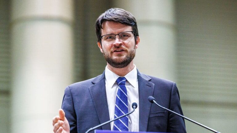 Demócratas respaldan a candidato de izquierda radical en distrito disputado de Michigan