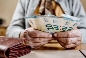 Condenan a mujer por retirar 4.990 euros de la cuenta de su abuela con deterioro cognitivo