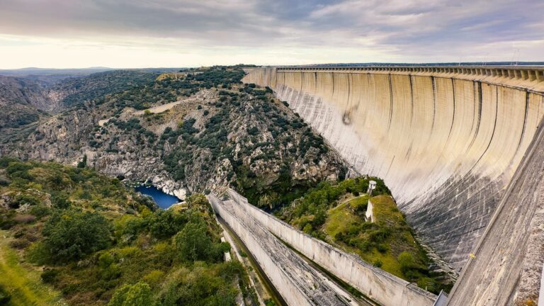 Presa de Almendra: la obra hidroeléctrica más alta de España con un muro emblemático