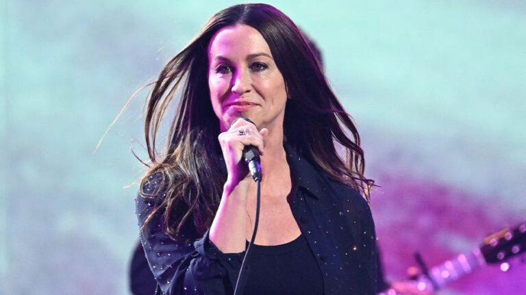 Alanis Morissette demanda a exgerente de gira por presunto chantaje y acusaciones falsas