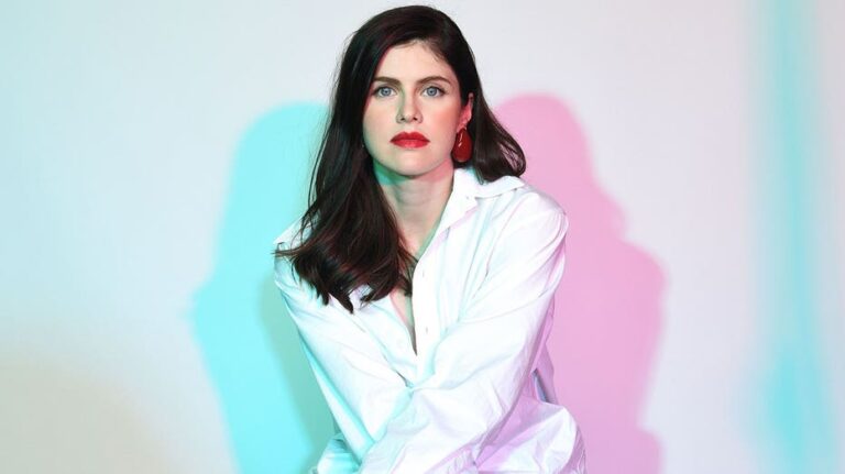 Alexandra Daddario presume bikini a cuadros meses después de su separación