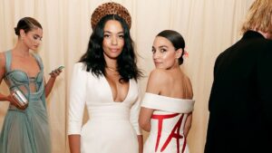 Diseñadora de vestido ‘Tax the Rich’ de AOC enfrenta demanda millonaria por gala benéfica impaga