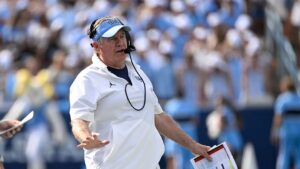 Reportera de ESPN enfrenta con humor una entrevista muy seca con Bill Belichick en partido universitario