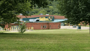 Suspenden a director de secundaria en Virginia Occidental tras hallazgo de cámaras ocultas en vestuarios de chicas