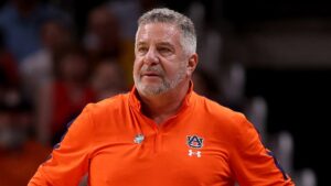Bruce Pearl elogia a Robert Kraft por prohibir a Macklemore en Gillette Stadium por declaraciones antisemitas