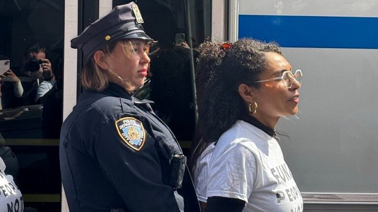 Detienen a Darializa Avila Chevalier durante protesta contra Netanyahu en Nueva York