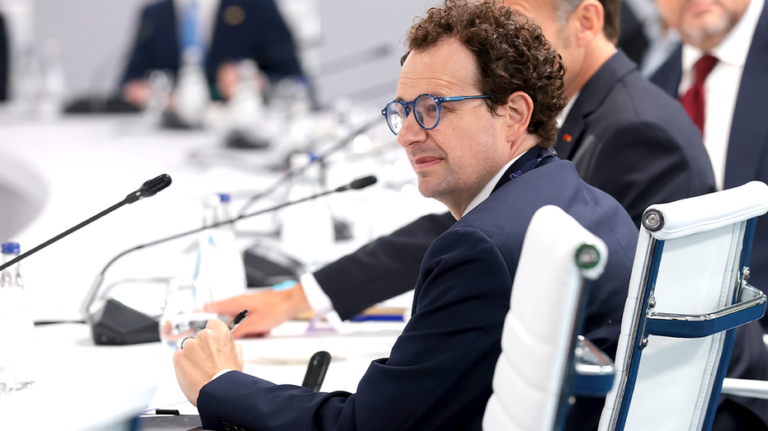CEO de Anthropic pide frenar carrera tecnológica en inteligencia artificial y recibe apoyo de líderes del sector