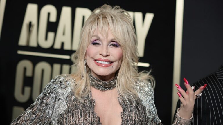 Aficionados de Tennessee rinden emotivo homenaje a Dolly Parton en apertura de temporada