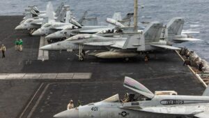 Dos aviadores de la Marina estadounidense eyectan en USS Eisenhower y cuatro marineros resultan heridos