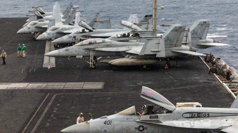 Dos aviadores de la Marina estadounidense eyectan en USS Eisenhower y cuatro marineros resultan heridos