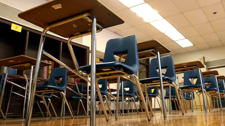 Escuelas públicas en Chicago enfrentan crisis por baja matrícula y desconfianza de familias