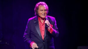 Engelbert Humperdinck revela cómo un cordón desatado salvó su vida en el ejército británico