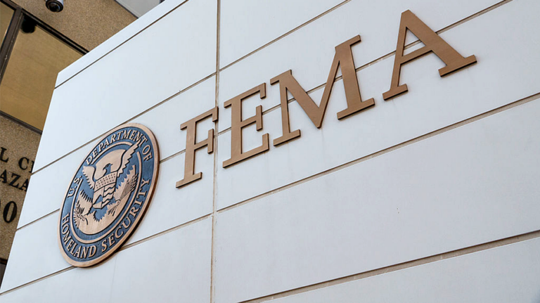 Tribunal federal declara ilegal plan para reducir a la mitad el personal de FEMA