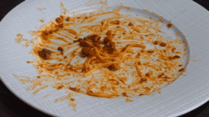 ¿Por qué los meseros retiran los platos antes de que todos terminen de comer?