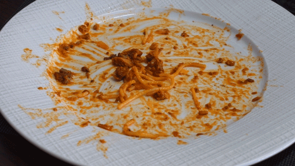 ¿Por qué los meseros retiran los platos antes de que todos terminen de comer?