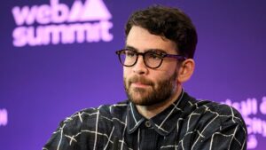 Economista denuncia que élites socialistas en EE.UU. se enriquecen atacando el capitalismo