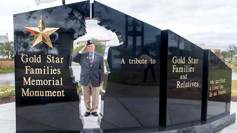 Senador Jim Justice impulsa monumento a héroe de la Segunda Guerra Mundial en el National Mall