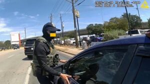 Acusan a venezolano herido por ICE en Austin de agredir a agente federal