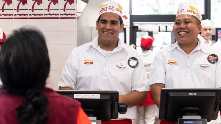 El icónico Animal Style de In-N-Out nació por petición de un cliente en los años 60