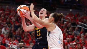 Caitlin Clark hace historia en la WNBA con doble-doble antes del descanso y evita eliminación del Indiana Fever