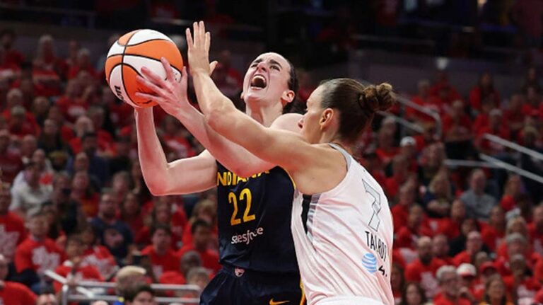 Caitlin Clark hace historia en la WNBA con doble-doble antes del descanso y evita eliminación del Indiana Fever