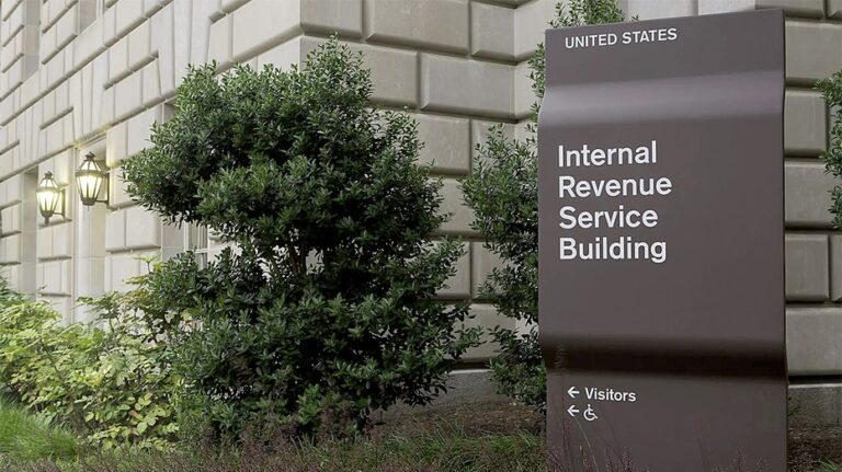 Tribunal federal impide que el IRS comparta datos fiscales con ICE en caso de inmigración