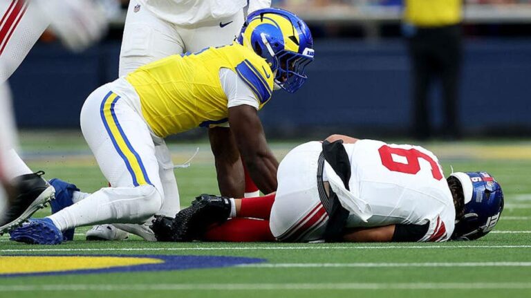 Jaxson Dart sufre lesión en la rodilla en partido contra Rams