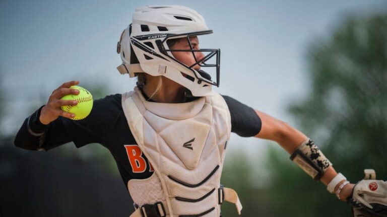 Atleta femenina desafía inclusión de varón en torneo estatal de softball femenino en Minnesota
