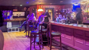 Bar lésbico en Massachusetts enfrenta críticas tras eliminar uso obligatorio de mascarillas los sábados