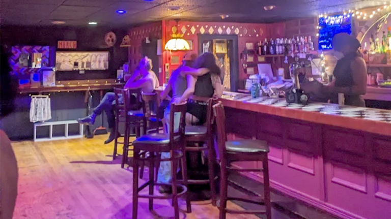 Bar lésbico en Massachusetts enfrenta críticas tras eliminar uso obligatorio de mascarillas los sábados