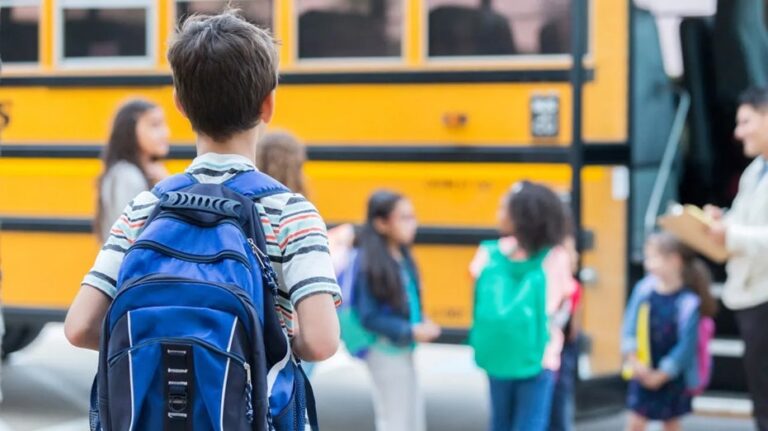 Padre de Washington demanda distrito escolar por negarle la opción de eximir a su hijo de clases sobre temas LGBTQ