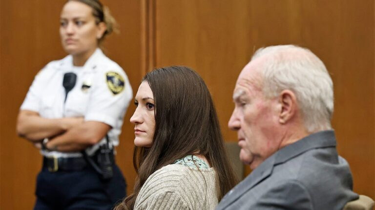 Abogado de Lindsay Clancy cuestiona evidencia en caso por muerte de sus hijos