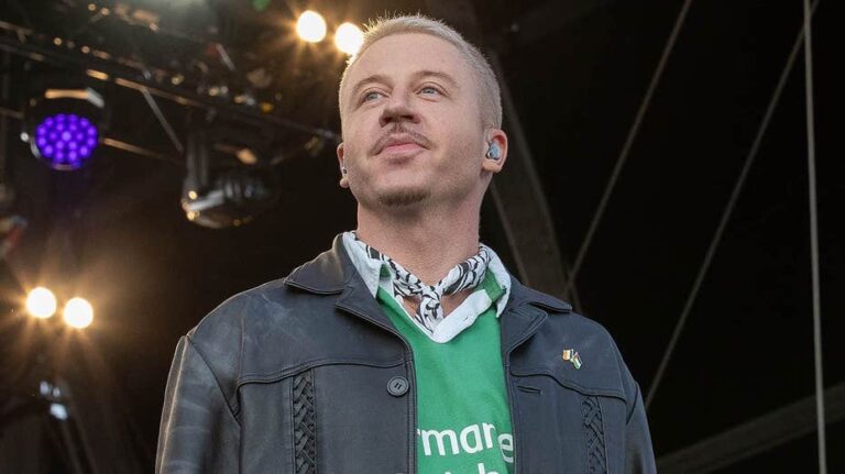 Macklemore dona un millón de dólares a organizaciones de ayuda palestina tras controversia en gira con Ed Sheeran