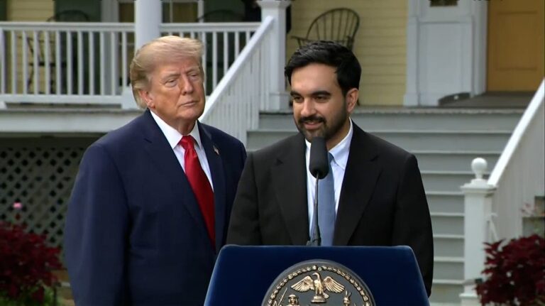 Alcalde de Nueva York invita a todos los medios a encuentro con Trump pese a veto en la Casa Blanca